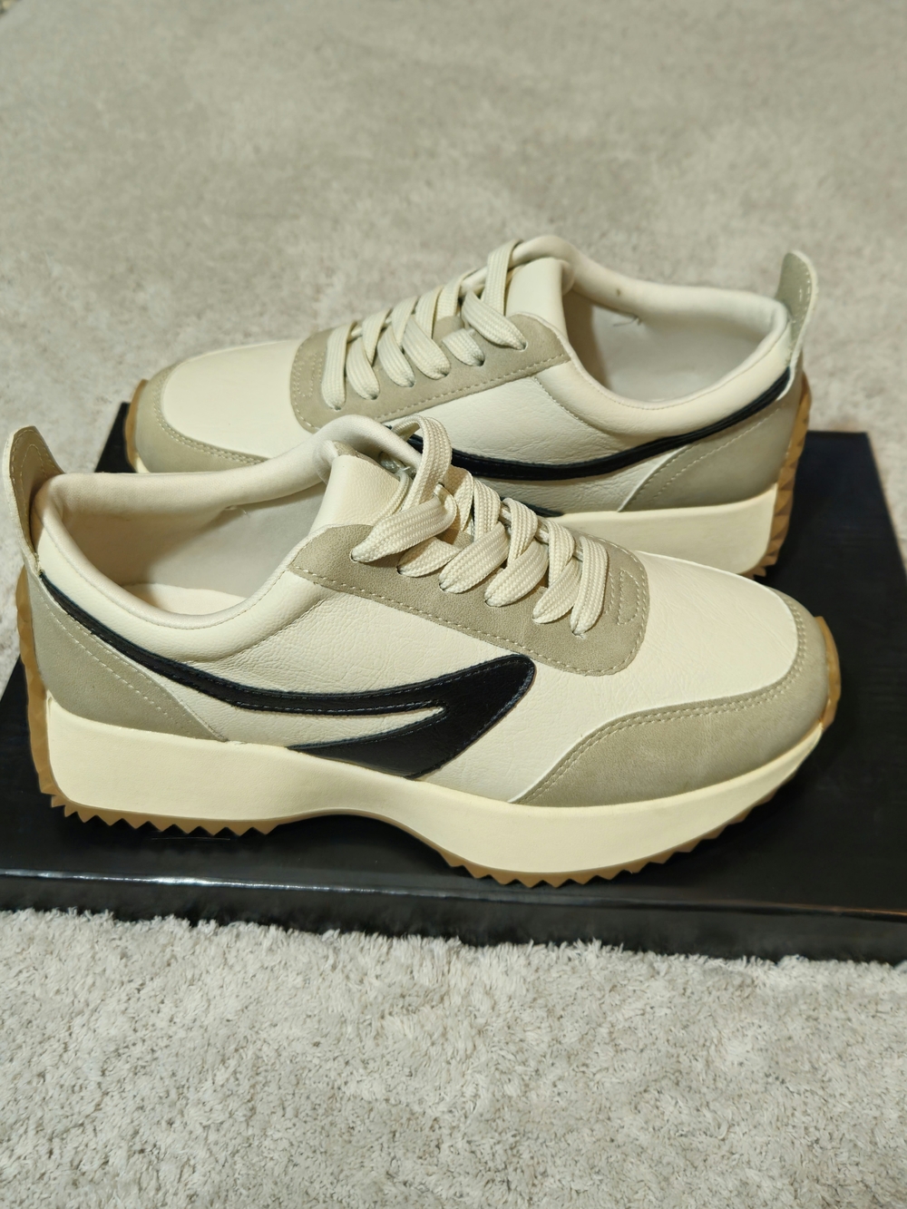 NIB DV Dolce Vita
Women's Bynx Lace-Up Jogger Sneakers - Picture 5 of 9